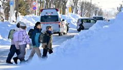 雪山の中　４日ぶり登校　帯広の小中学校、午前授業で再開