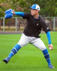 サブグラウンドでキャッチボールをする日本ハムの澁谷純希（沖縄・かいぎんスタジアム国頭）