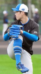 サブグラウンドでキャッチボールをする日本ハムの澁谷純希（沖縄・かいぎんスタジアム国頭）