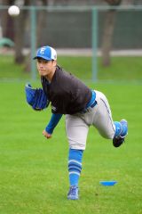 サブグラウンドでキャッチボールをする日本ハムの澁谷純希（沖縄・かいぎんスタジアム国頭）
