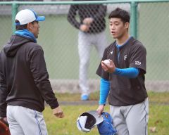 コーチから指示を受ける日本ハムの澁谷純希（右、沖縄・かいぎんスタジアム国頭）