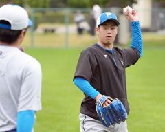 サブグラウンドでキャッチボールをする日本ハムの澁谷純希（沖縄・かいぎんスタジアム国頭）
