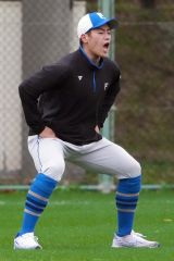 サブグラウンドでウォーミングアップをする日本ハムの澁谷純希（沖縄・かいぎんスタジアム国頭）