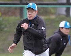 サブグラウンドでウォーミングアップをする日本ハムの澁谷純希（沖縄・かいぎんスタジアム国頭）