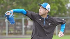 サブグラウンドでキャッチボールをする日本ハムの澁谷純希（沖縄・かいぎんスタジアム国頭）