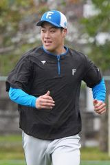 走りながら笑顔を見せる日本ハムの澁谷純希（沖縄・かいぎんスタジアム国頭）