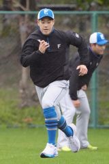 サブグラウンドでウォーミングアップをする日本ハムの澁谷純希（沖縄・かいぎんスタジアム国頭）