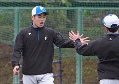 サブグラウンドでウォーミングアップをする日本ハムの澁谷純希（沖縄・かいぎんスタジアム国頭）