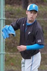 サブグラウンドでキャッチボールをする日本ハムの澁谷純希（沖縄・かいぎんスタジアム国頭）