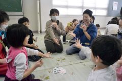 ババ抜き大会に挑む参加者