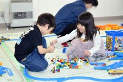 プラレールでまちづくりを楽しむ子ども