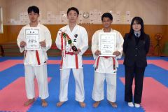 男子団体組手３人制で準優勝に輝いた帯工。（左から）池田蒼、川村武也主将、岩佐梛斗、永原乙葉マネジャー