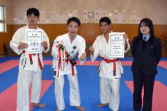 男子団体組手３人制で準優勝に輝いた帯工。（左から）池田蒼、川村武也主将、岩佐梛斗、永原乙葉マネジャー