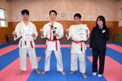 男子団体組手３人制で準優勝に輝いた帯工。（左から）池田蒼、川村武也主将、岩佐梛斗、永原乙葉マネジャー