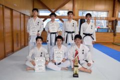 男子団体組手５人制で２年連続準優勝に輝き、全国大会出場を決めた帯農。（前列左から）西岡武徒、高橋尚平主将、大友一凰。（後列左から）境建輔、女子個人組手６６キロ以下級３位の千葉日真莉、増田竜大、細野宏旗