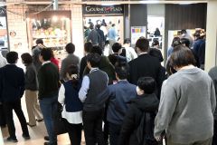 道庁の昼休みになると食券機に長い列ができる
