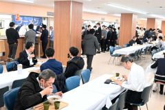 手頃な価格で、さまざまなメニューを提供する道庁地下食堂
