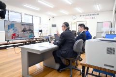 会社の魅力を説明する長原社長（手前）、浅川社内職親プロジェクト統括責任者（手前から２人目）ら（許静撮影）