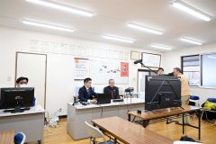 会社の魅力を説明する長原社長（左から３人目）、浅川社内職親プロジェクト統括責任者（同２人目）ら（許静撮影）