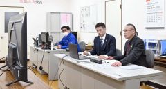 会社の魅力を説明する長原社長（手前）、浅川社内職親プロジェクト統括責任者（手前から２人目）ら（許静撮影）