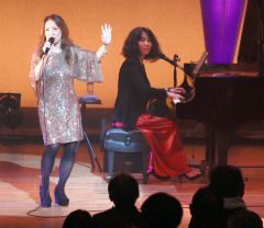 八神純子さん　ヒット曲に沸く　３５０人来場