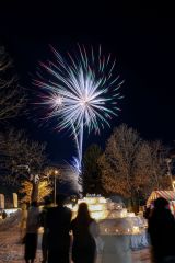 イベントの最後を飾った冬花火（平栗玲香通信員撮影）