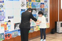 小学生部門絵画の部、最優秀賞の佛田織羽さん