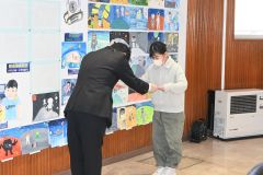 小学生部門絵画の部、佳作の野崎美来さん