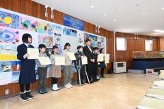 渡邊館長から、賞状を受け取った入選者ら
