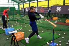 オリックス片山楽生投手が母校の白樺学園高野球部に野球用品寄贈