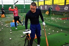 オリックス片山楽生投手が母校の白樺学園高野球部に野球用品寄贈