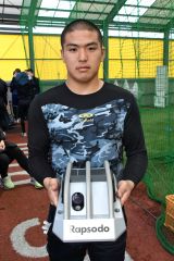 オリックス片山楽生投手が母校の白樺学園高野球部に野球用品寄贈