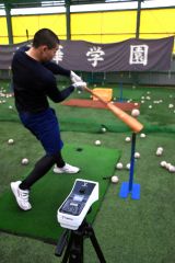 オリックス片山楽生投手が母校の白樺学園高野球部に野球用品寄贈