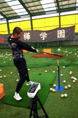オリックス片山楽生投手が母校の白樺学園高野球部に野球用品寄贈
