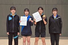 １年女子シングルの上位者。右から２人目が優勝した帯南商の堀越結月