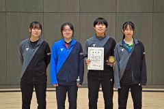 ２年女子シングルスの上位者。右から２人目が優勝した帯柏葉の山本優芽