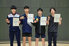 ２年男子シングルスの上位者。右から２人目が優勝した上士幌の宮川陸