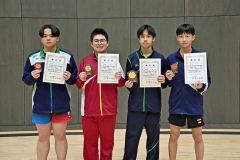 １年男子シングルスの上位者。右から２人目が優勝した帯緑陽の曽我生織