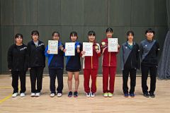 女子ダブルスの上位者。右から３人目から優勝した帯大谷の菊池愛唯と斉藤沙弥のペア