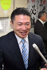 報道陣からのインタビューに答える辻氏（９日、須貝拓也撮影）