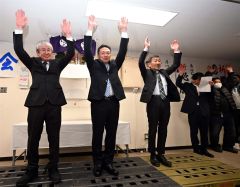 辻氏「町の未来、皆さんと築く」　支持者喜びに沸く　清水町長選