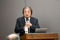 講演する谷村理事長