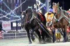 黒ユリ賞を制した（４）ホクセイヒラリと渡来心路騎手（ばんえい十勝提供）