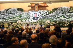 岩野洋一さんの功績しのぶ　社葬に５００人