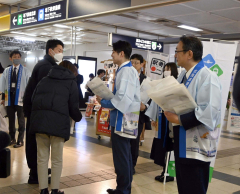 パンフレットを配布してＰＲする鈴木知事（右から２人目）と綿貫社長（右）