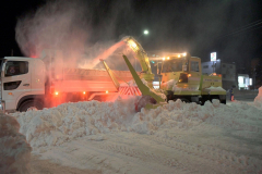 ダンプと交通誘導員不足で除排雪作業は難航　大雪から１週間 2