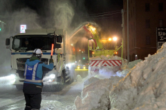 国道に押し出された市道の雪を排雪する国道の除雪業者（１１日午前０時１０分ごろ）