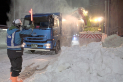 ダンプと交通誘導員不足で除排雪作業は難航　大雪から１週間 5