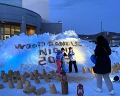 雪化粧した広場で外遊びや飲み物などを楽しんだ