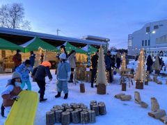 雪化粧した広場で外遊びや飲み物などを楽しんだ